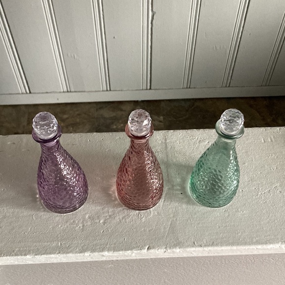 NWT Trio of Pastel Color Pebbled Glass Decorative Bottles w/ Crystal 💎 Tops - Picture 10 of 17